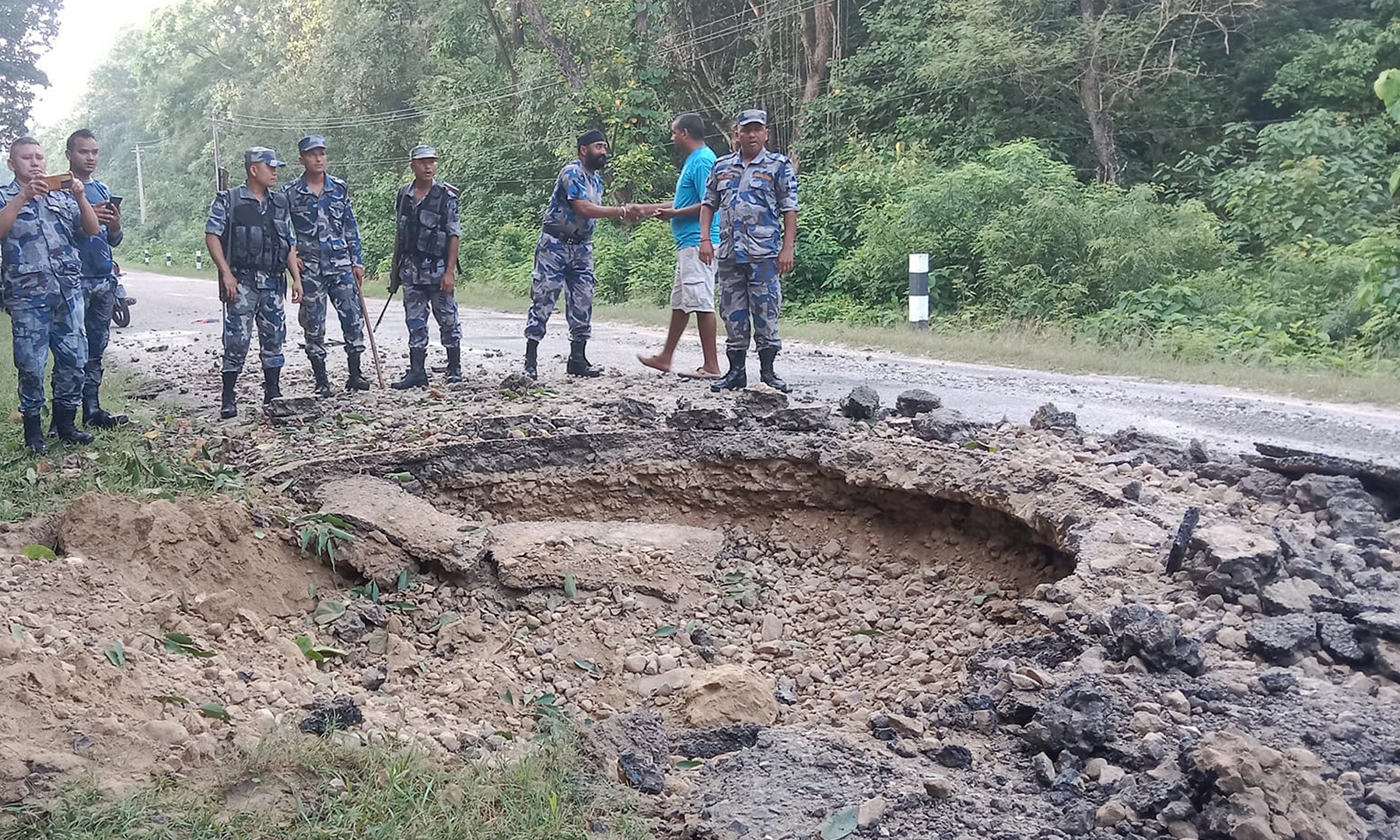बाँकेकाे पूर्व–पश्चिम राजमार्गकाे सडकमै पड्क्याे बम, बमले सडकमा भ्वाङ
