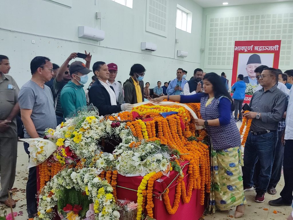 नेम्वाङको पार्थिव शरीरमा उपमेयर डंगोलबाट माल्यार्पण