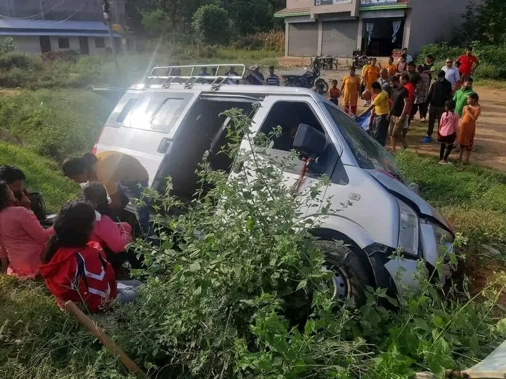 सिन्धुलीबाट काठमाडौं आउँदै गरेकाे भ्यान दुर्घटना, १० जना घाइते