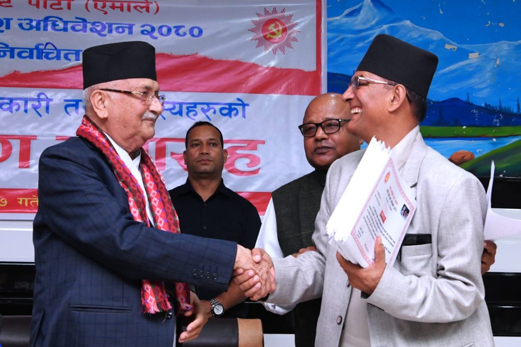 कोशी प्रदेश एमालेका निर्वाचितलाई शपथ खुवाउन ओली विराटनगरमा (सपथका पाँच तस्बिर)