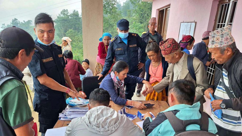 घरघरमा सामाजिक सुरक्षाभत्ता वितरण गर्दै साकेला गाउँपालिका