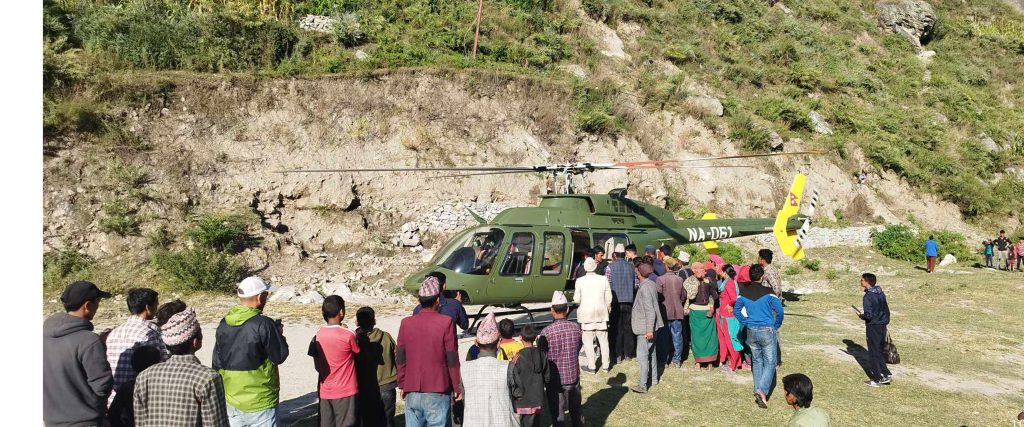 शिशु जन्माउन नसकेपछि हुम्लाकाट सुत्केरीकाे हेलिकोप्टरमार्फत उद्धार