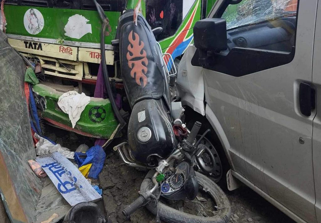 धादिङमा सवारी दुर्घटना हुँदा १८ जना घाइते