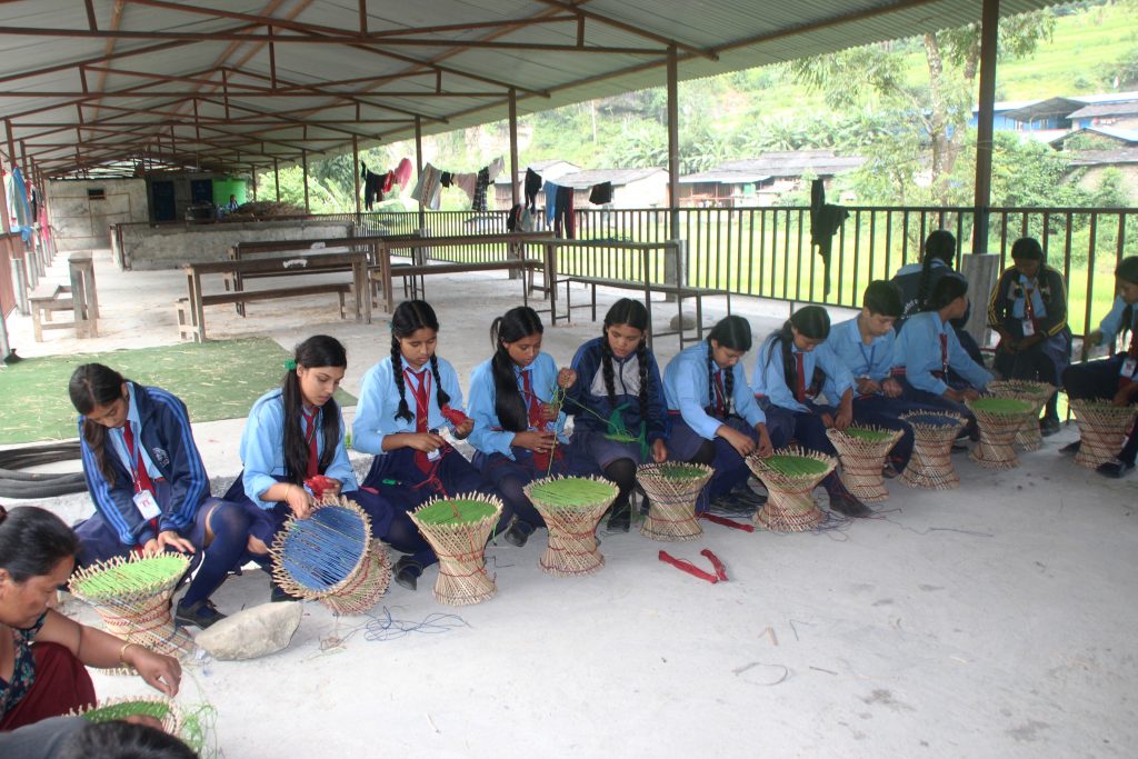 पढ्दै सिक्दै कार्यक्रम अन्तर्गत मुढा बुन्ने सीप सिक्दै म्याग्दीका विद्यार्थी