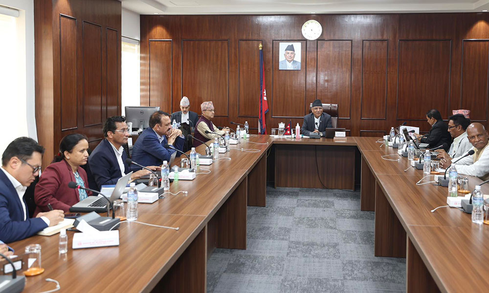 पेट्रोलियम पदार्थको मूल्य नबढाउन प्रधानमन्त्रीको निर्देशन, निगमले अघिल्लाे मूल्य कायम गर्दै