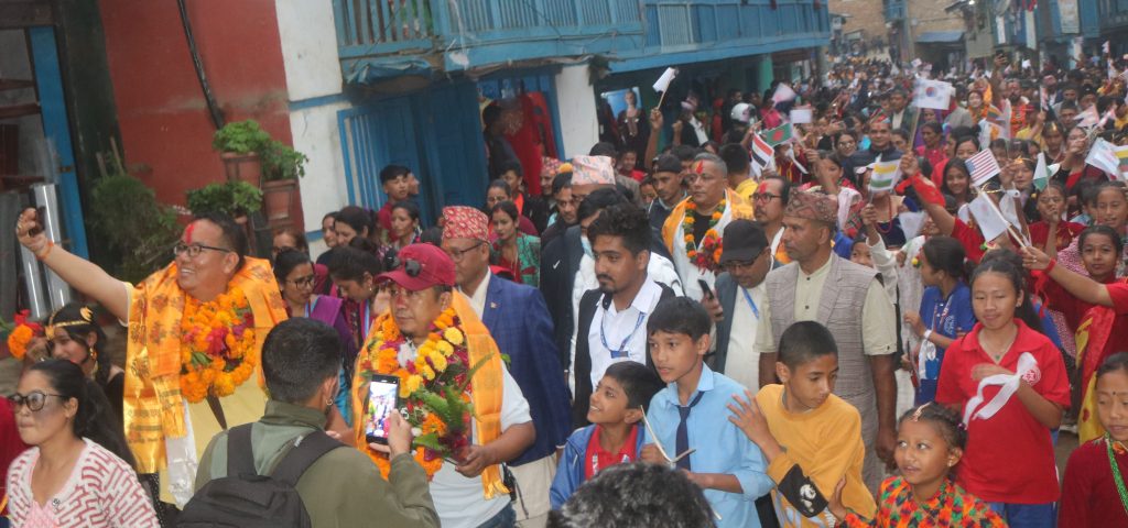 स्थानीय कला संस्कृतिले तान्यो विदेशी चित्रकारलाई