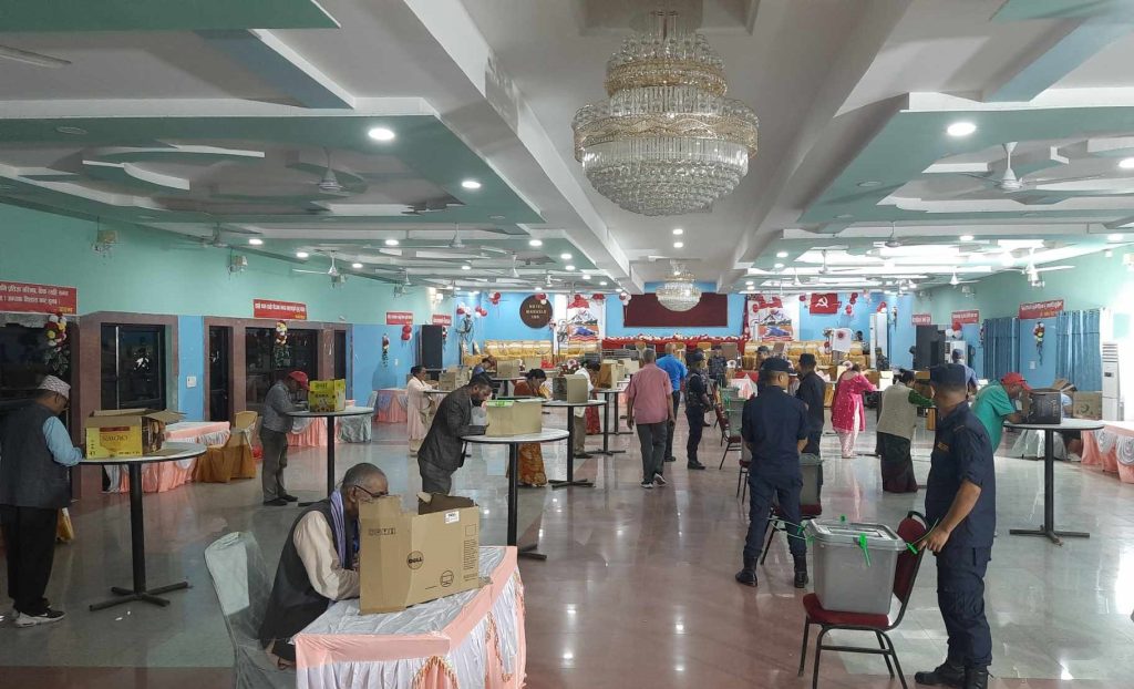 एमाले कोशी प्रदेश अधिवेशनमा रातभर मतदान, मतगणना आज दिउँसाे हुने