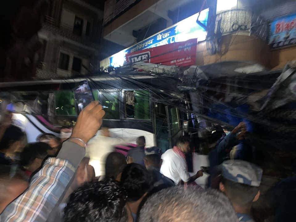 वीरगञ्ज जाँदै गरेको बस बारामा दुर्घटना, एक जनाको मृत्यु, ११ जना घाइते