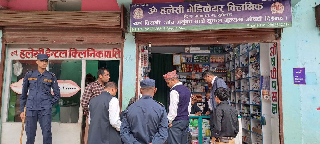 अवैधरुपले सञ्चालित न्यू हलेसी डेन्टल क्लिनिकमा प्रशासनको ताला