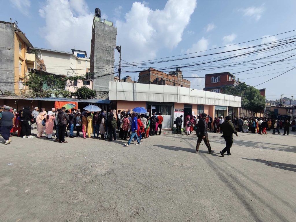 साल्ट ट्रेडिङमा चिनी र नुनसहित खाध्यान्न किनमेलकाे भिड ( भिडियाेसहित )