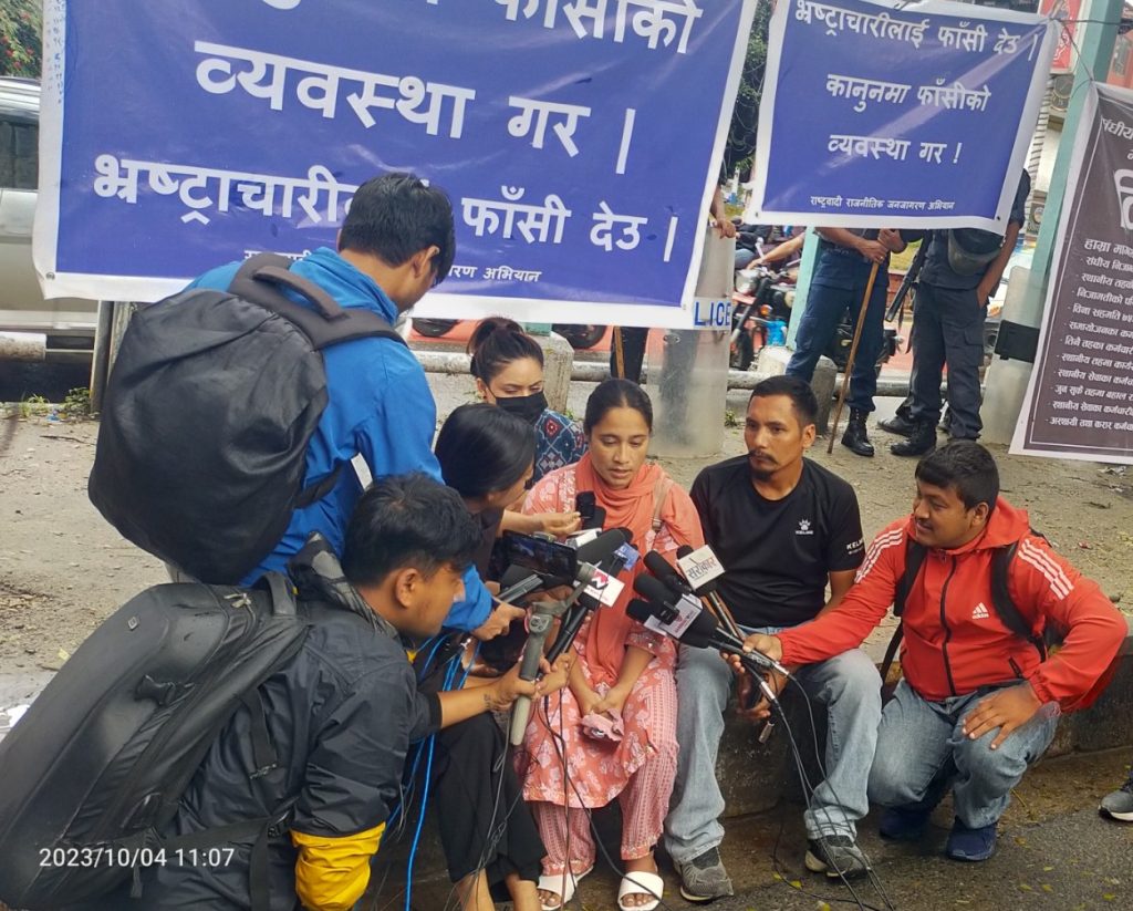 भारती मानन्धर बसे माइतीघरमा अनशन, रिगललाई पुन: जेलमै पठाउनुपर्ने