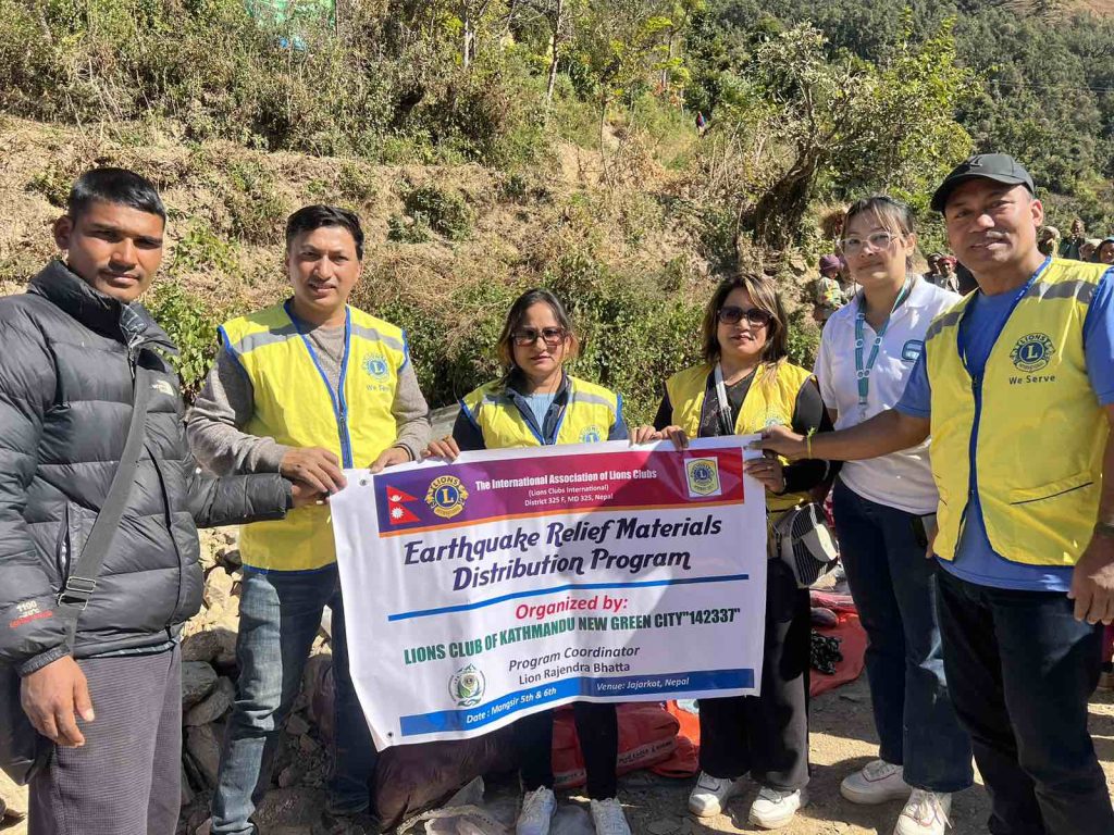 जाजरकाेटका भूकम्पपीडितलाई लायन्स अफ काठमाडाैं फेलाेसिपद्वारा राहत सामग्री वितरण