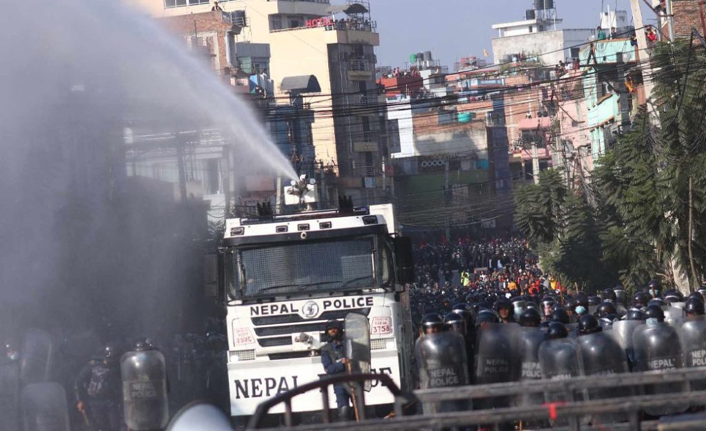 बल्खुमा दुर्गा प्रसाईँको समूहले निषेधित घेरा तोडेपछि झडप, प्रहरीद्वारा अश्रुग्यास र पानीको फोहोरा प्रहार