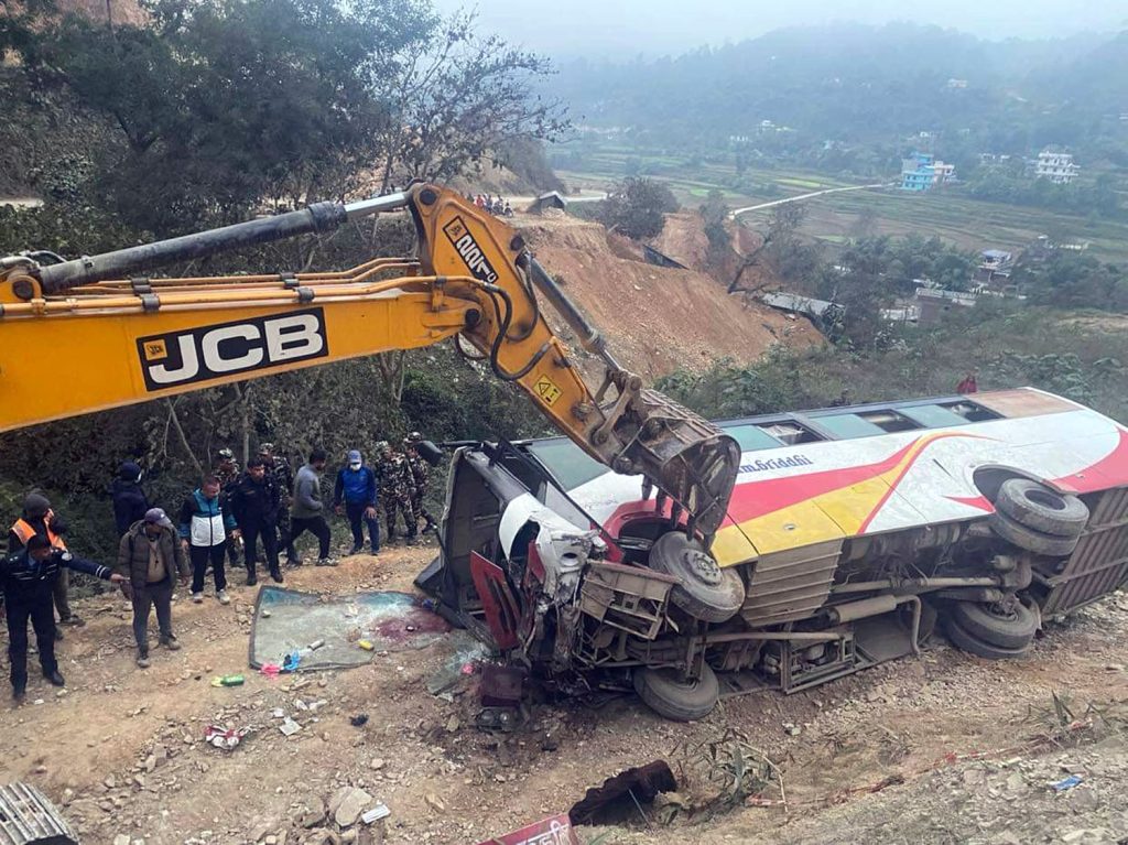 तनहुँको घाँसीकुवामा यात्रुवाहक बस दुर्घटना, ३६ जना घाइते, केहीकाे अवस्था गम्भिर