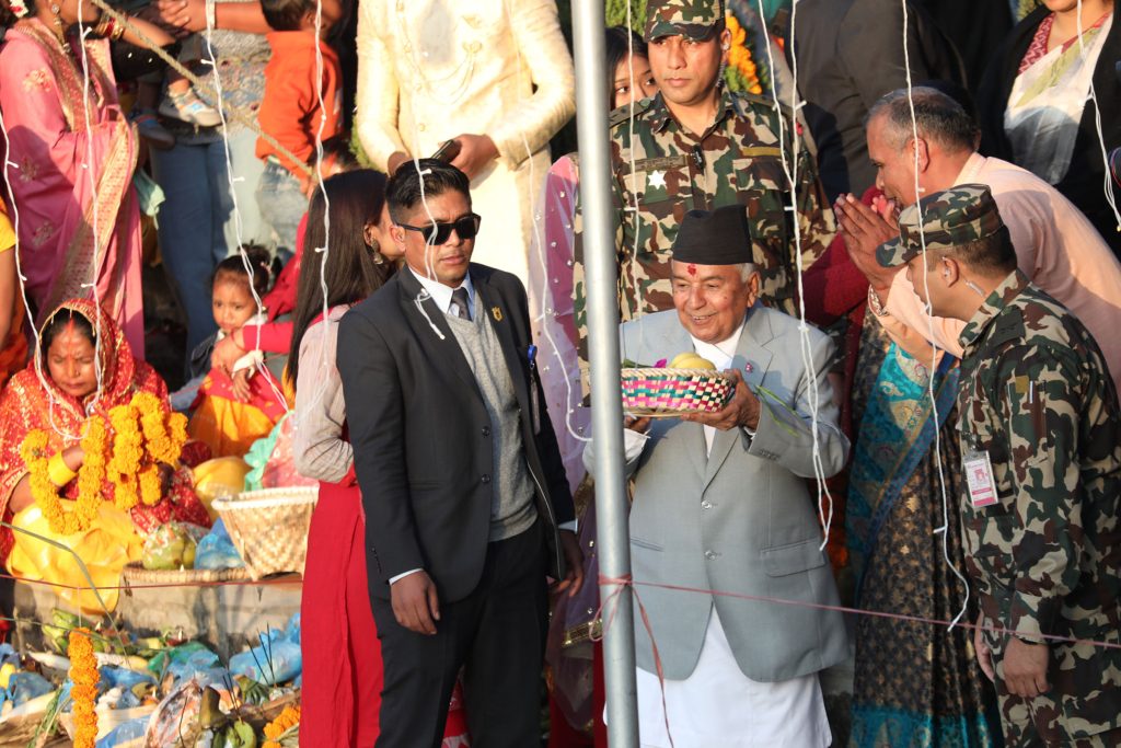 अस्ताउँदो सूर्यलाई पूजा गर्दै राष्ट्रपति पौडेल(तस्बिरहरू)