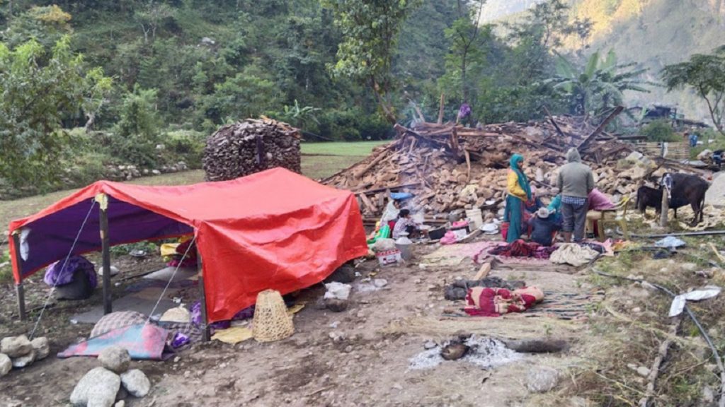 भूकम्पपीडित चिसोमा काप्दै, क्षतिको विवरण अझै सङ्कलन भएन, राजनीतिक दलका हजारौँ कार्यकर्ता स्वयंसेवकका रूपमा परिचालित