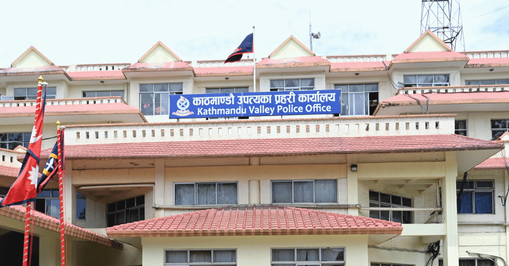 बहुमूल्य सामान बोकेर भिडभाडमा नजान उपत्यका प्रहरी कार्यालयकाे अनुराेध