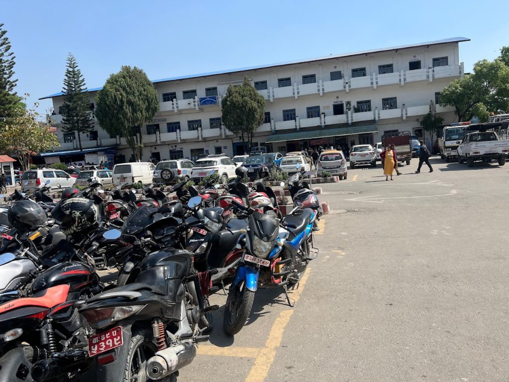 भोलि अत्यावश्यक काममा मात्रै सवारी साधन लिएर निस्कन ट्राफिक प्रहरीकाे अनुराेध