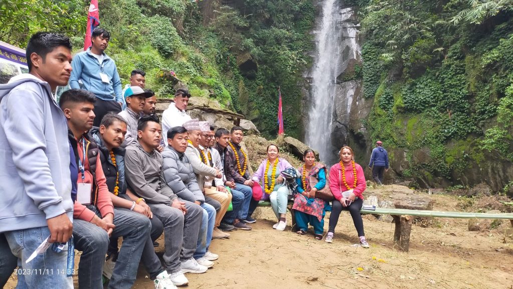 नुवाकोटको लप्से झरना महोत्सवमा जुटे स्थानीयदेखि पर्यटन व्यवसायीसम्म