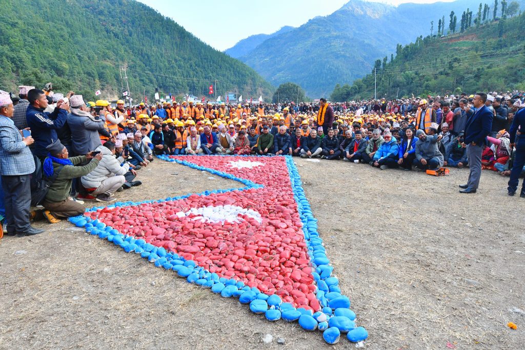 भूकम्प प्रभावित क्षेत्रमा अध्यक्ष ओली, पुनर्स्थापना तथा पुननिर्माणमा एमाले स्वयंसेवक(तस्बिरहरू)