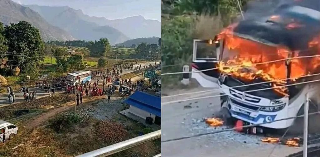 सिन्धुलीमा बसले मोटरसाइकललाई ठक्कर दिँदा दुई जनाकाे घटनास्थलमै मृत्यु, स्थानीयले जलाए बस