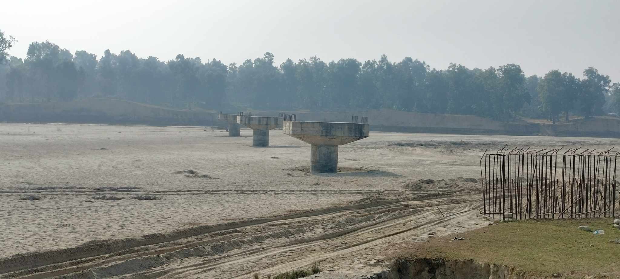 निर्माण कम्पनीकाे लापर्वाही : आठ वर्षमा दोदा पुलमा ठडियाे तीन पिलर, सडक डिभिजन महेन्द्रनगरकाे मनाेमानी