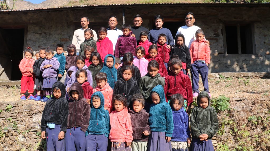 चेपाङ बालबालिकाले पाए दिवा खाजा र न्यानो कपडा