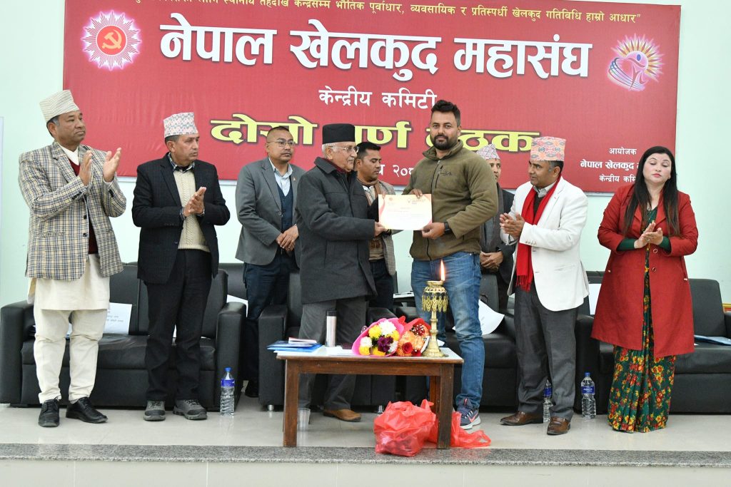 अहिलेको सरकार बुख्याचा हो, टाउकामा सुँगा वा काग बसेको थाहा हुन्नः ओली
