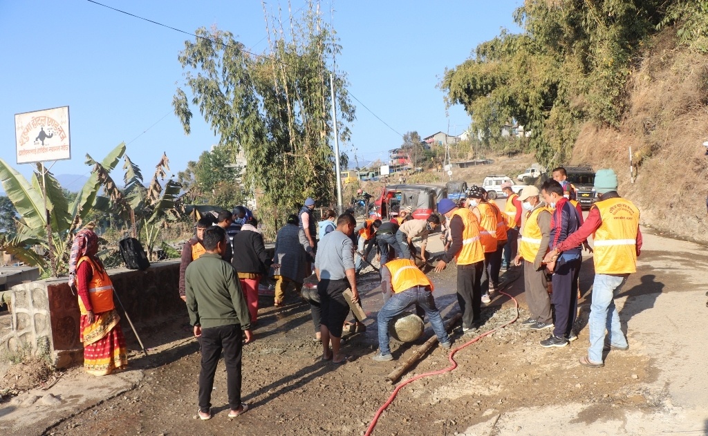 भोजपुरको पुरानो बसपार्क क्षेत्रको सडक राष्ट्रिय युवासङ्घद्वारा मर्मत