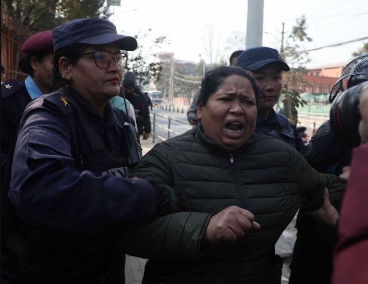 न्यायाधीशपत्नी आरती सर्वोच्च अदालतकाे गेटबाटै पक्राउ