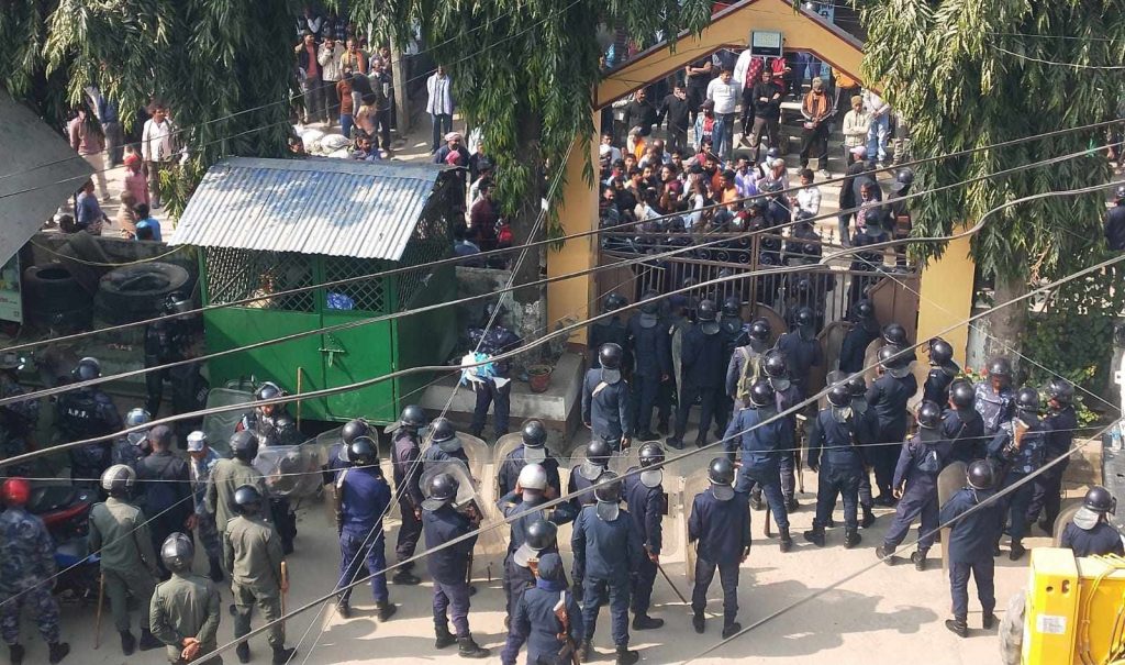 बरहथवामा युवकको शव सडकमै राखेर आन्दाेलन, मृतकका नाममा ५० शय्याको अस्पताल र सहिद घोषणा गर्नुपर्ने माग