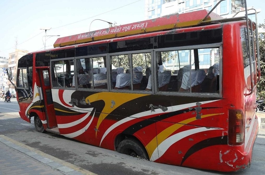 बानेश्वरको सडकमा गुड्दै गरेको बस भासियो