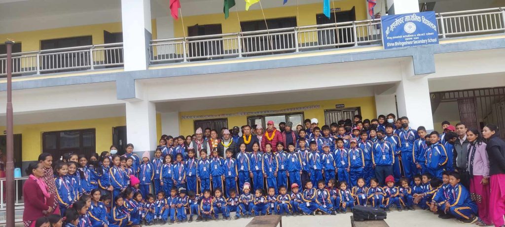रामेछापकाे भृङ्गेश्वर मावि कोटगाउँमा चन्दा उठाएर विद्यार्थीलाई न्यानो कपडा