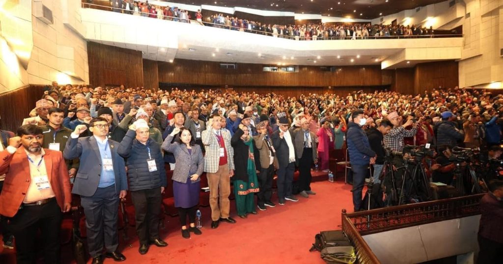 प्रचण्डलाई कांग्रेस गठबन्धन भत्काएर वाम एकताको तयारी थाल्न माओवादी नेताहरुको दबाब