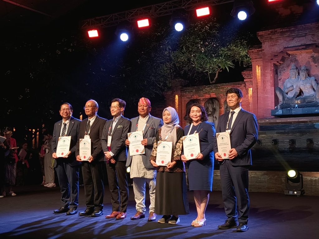 महासचिव चन्द ‘अन्धोेपन निवारणमा उत्कृष्ट सेवा पुरस्कार’द्वारा सम्मानित