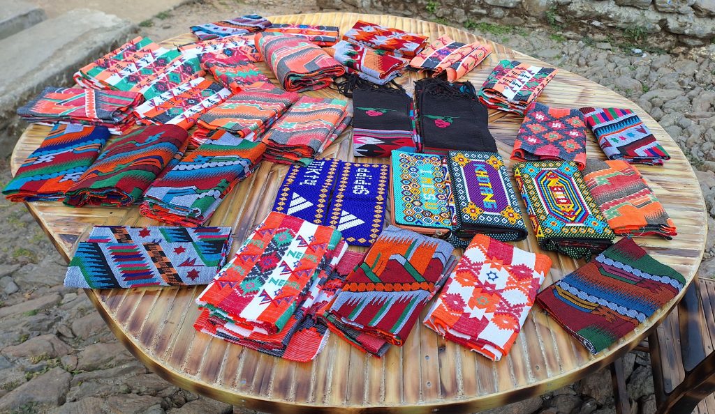 कैदीबन्दीले बुनेकाे ढाकाटोपी बिक्री नहुँदा कारागारमै थन्कियो