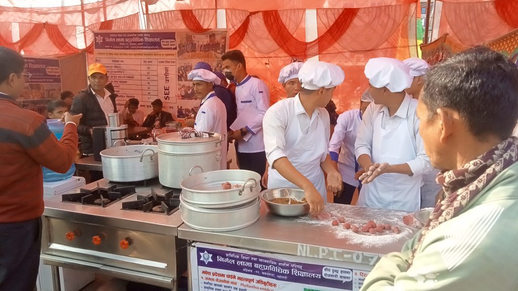 बर्दिबासमा सडक खाना महोत्सव