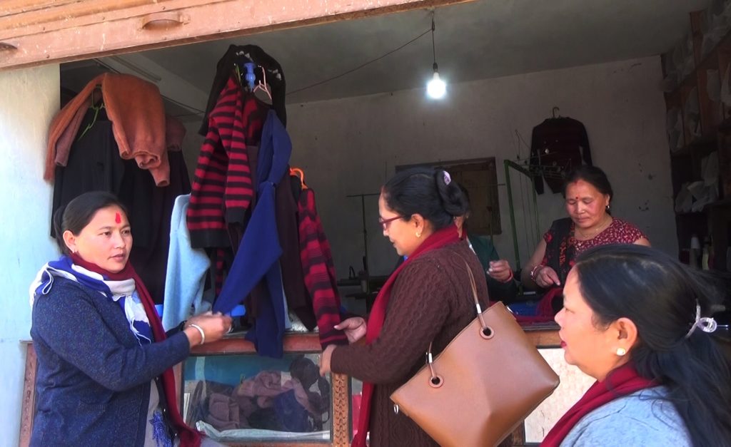 सामूहिक ढाका बुनाइबाट आत्मनिर्भर बन्दै बागलुङका महिला