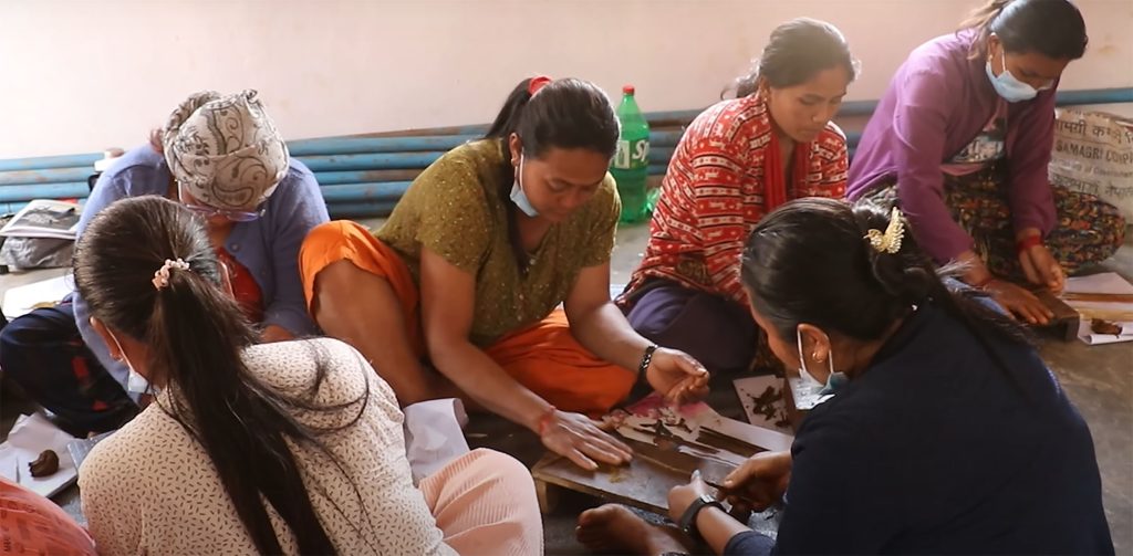 सयपत्री फूलबाट धुप बनाउने सीप सिक्दै तनहुँका महिला