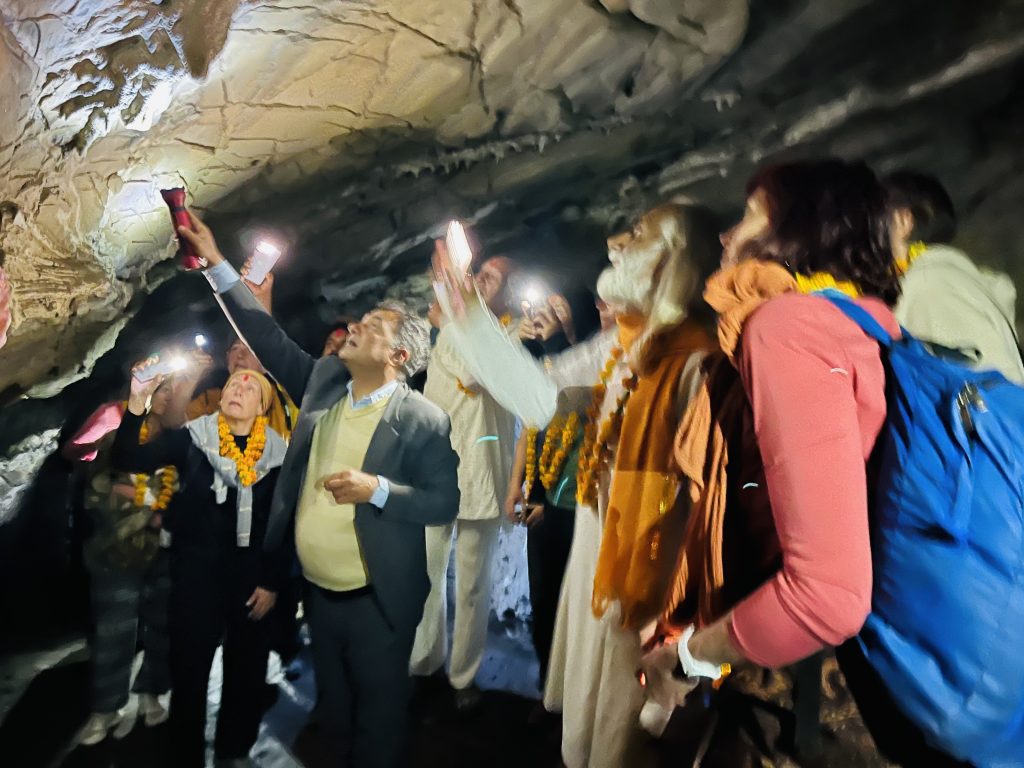 धुर्कोटको ‘विचित्र गुफा’मा विदेशी पर्यटक
