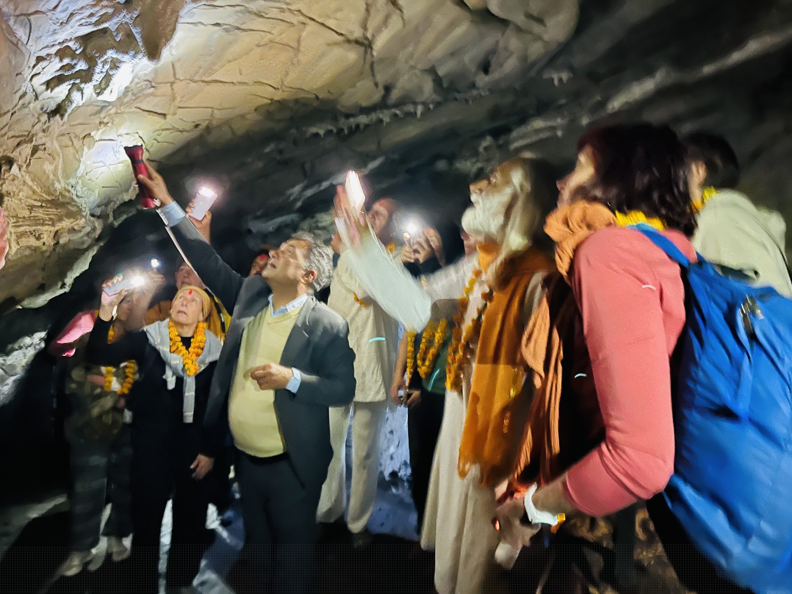 धुर्कोटको ‘विचित्र गुफा’मा विदेशी पर्यटक