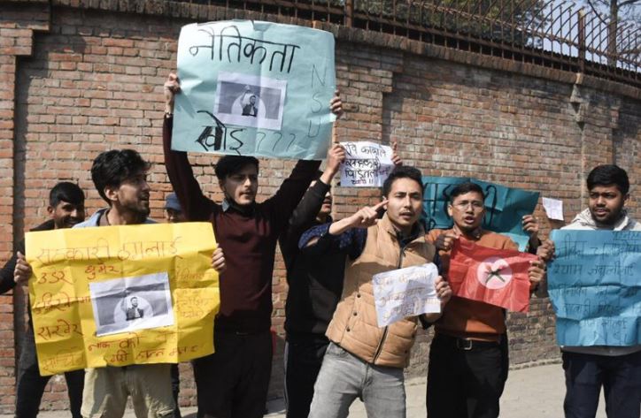 गृहमन्त्री लामिछानेविरुद्ध सिंहदरबार अगाडि नेविसंघकाे प्रदर्शन