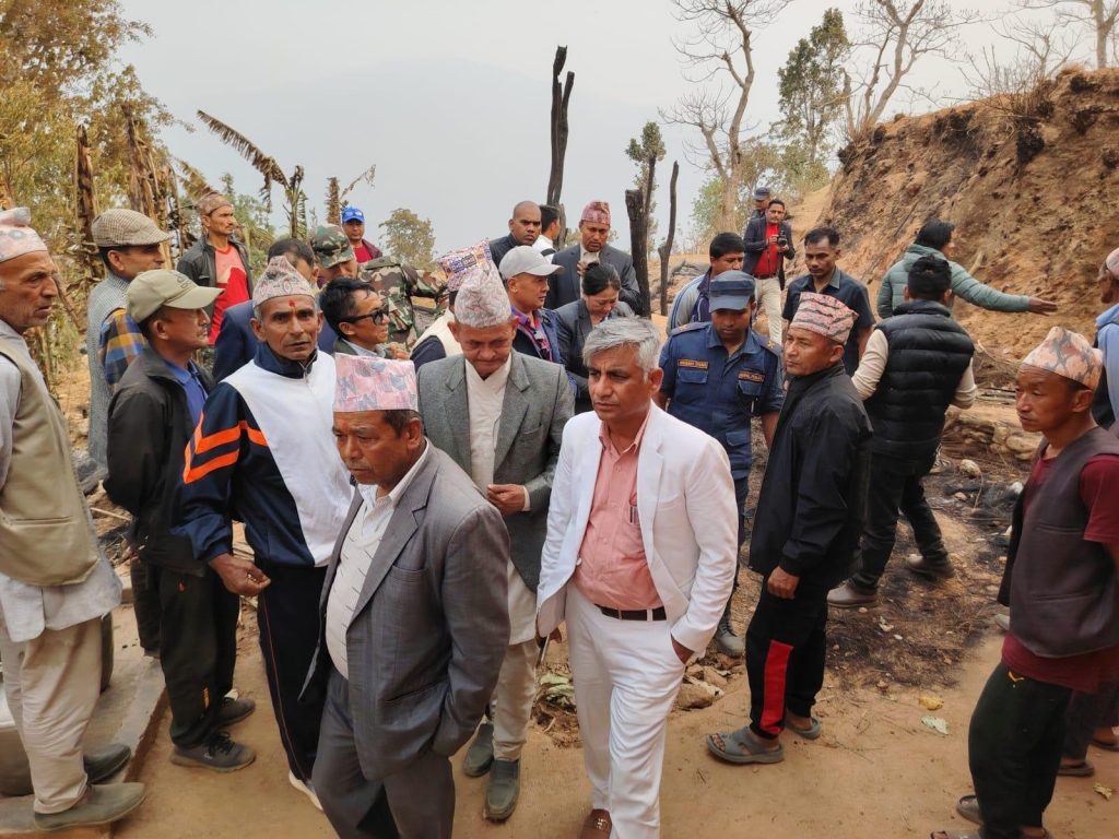 हतुवागढीका अग्निपीडितलाई मुख्यमन्त्रीकाे आर्थिक सहयोग