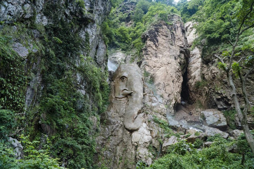 तनहुँमा ढुङ्गाका आकृतिले तान्दै पर्यटक