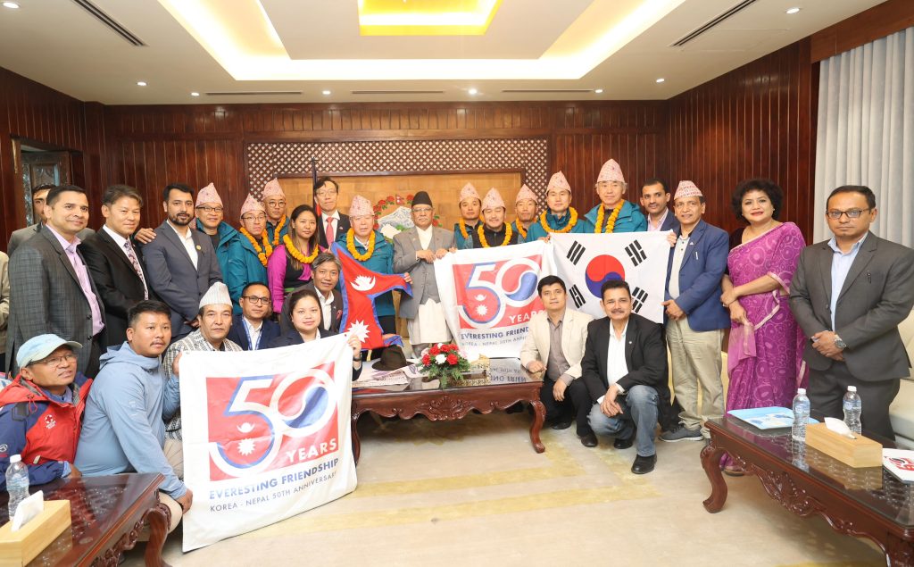 प्रधानमन्त्रीद्वारा जुगल हिमाल आरोहण दललाई नेपाली झन्डा हस्तान्तरण