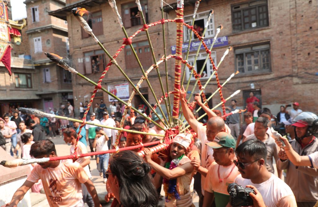 जिब्रो छेडेर महाद्वीप बोक्दै टोलटोल घुमे २८ वर्षीय सुजन