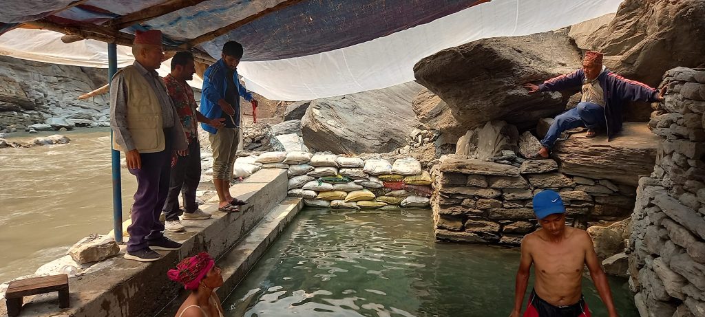 त्रिपालको ओतमुनि तातोपानी कुण्डमा प्राकृतिक उपचार : बिरामीलाई सास्ती