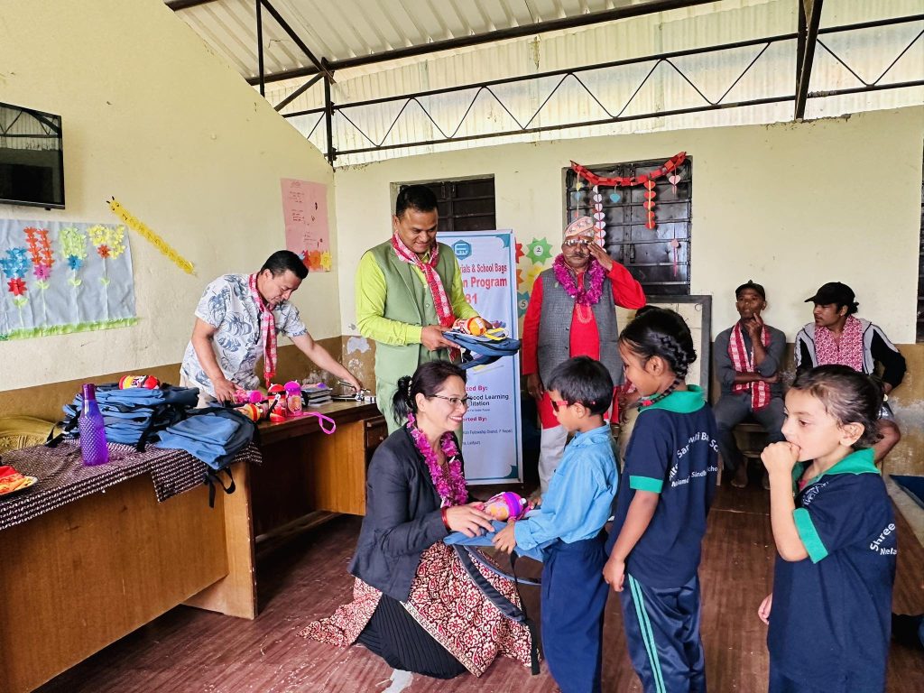 इसिएलएफ नेपालद्वारा सरस्वती आधारभूत विधालयमा शैक्षिक सामग्री सहयाेग