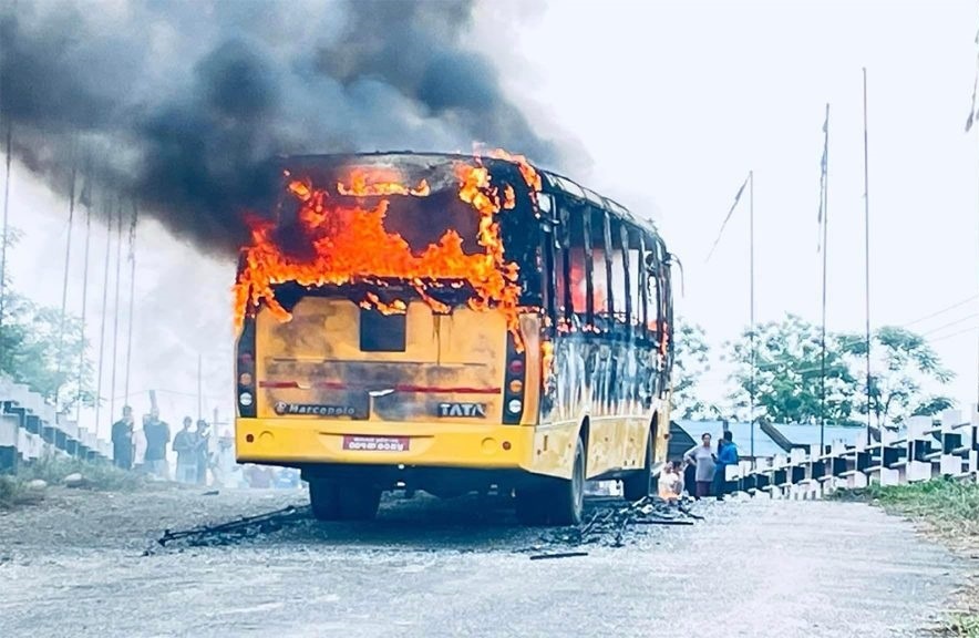 चितवनमा विद्यार्थी लिन हिँडेको बसमा पेट्रोल बम प्रहार गरी आगजनी
