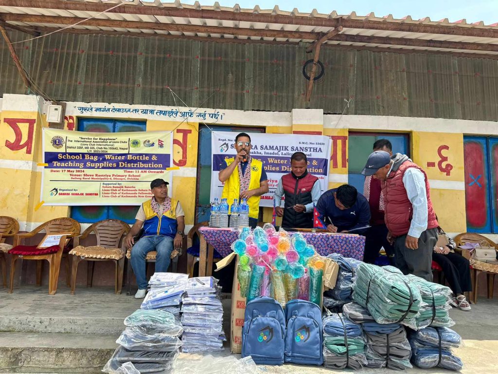 राष्ट्रिय प्राथमिक विद्यालय सैलुङमा लायन्स क्लबकाे शैक्षिक सामग्री सहयाेग